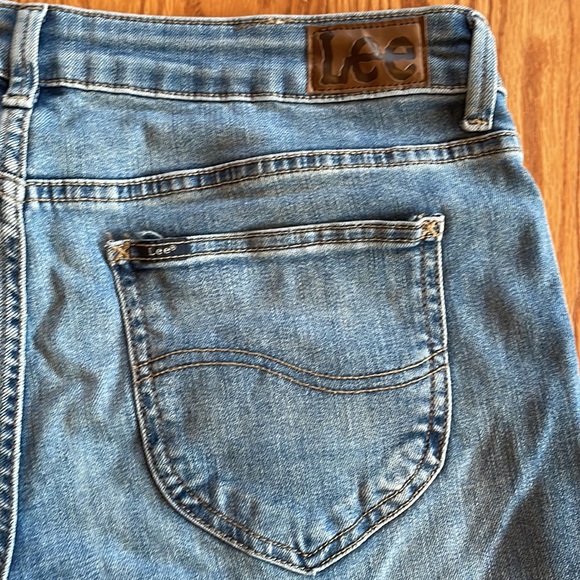 🆕 Lee Regular Fit Straight Leg Mid Rise Secretly Shapes Jeans Size 16 Medium - Picture 9 of 12